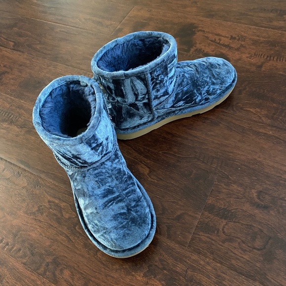 UGG Classic Mini II Velvet Fashion Winter Boots Big Girl Size 4 - Picture 4 of 12